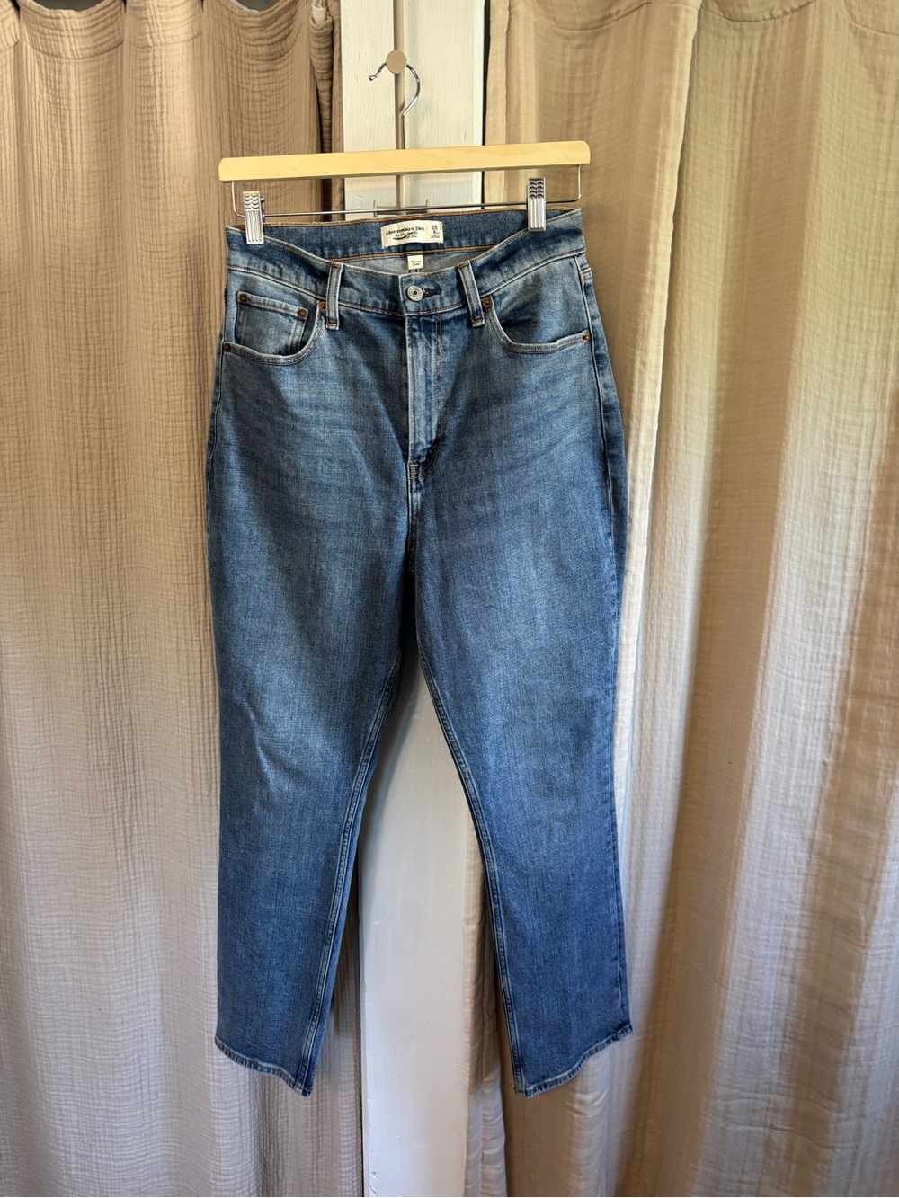 Abercrombie & Fitch Slim Straight Curve Love Jeans- Size 28 EXTRA SHORT